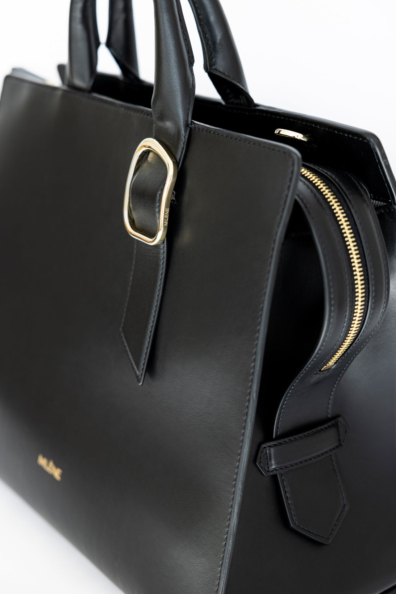 Detailaufnahme der Metallschnalle an der Laptoptasche