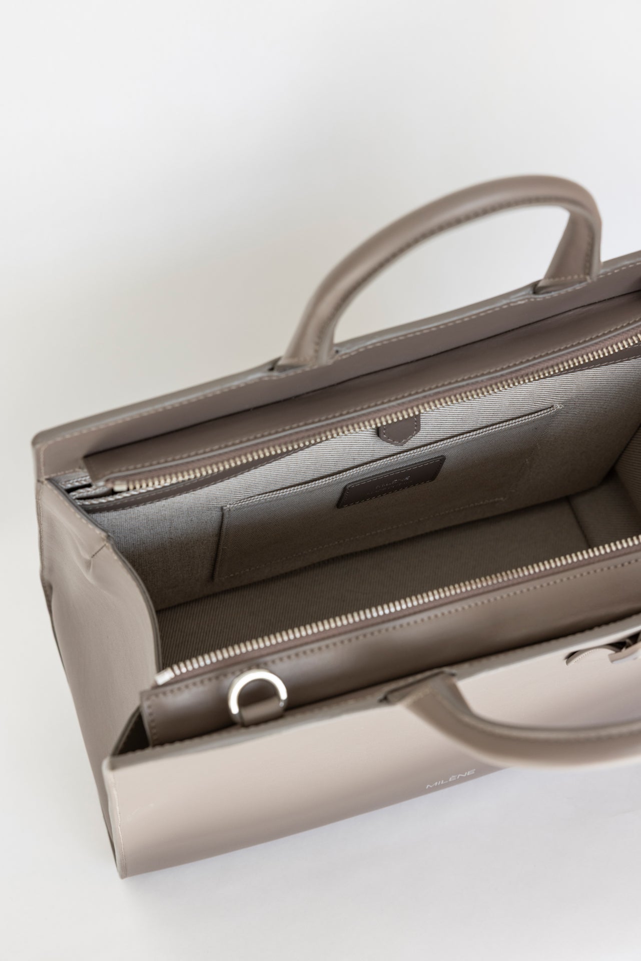 Milène Tasche mit Blick ins Innenfach
