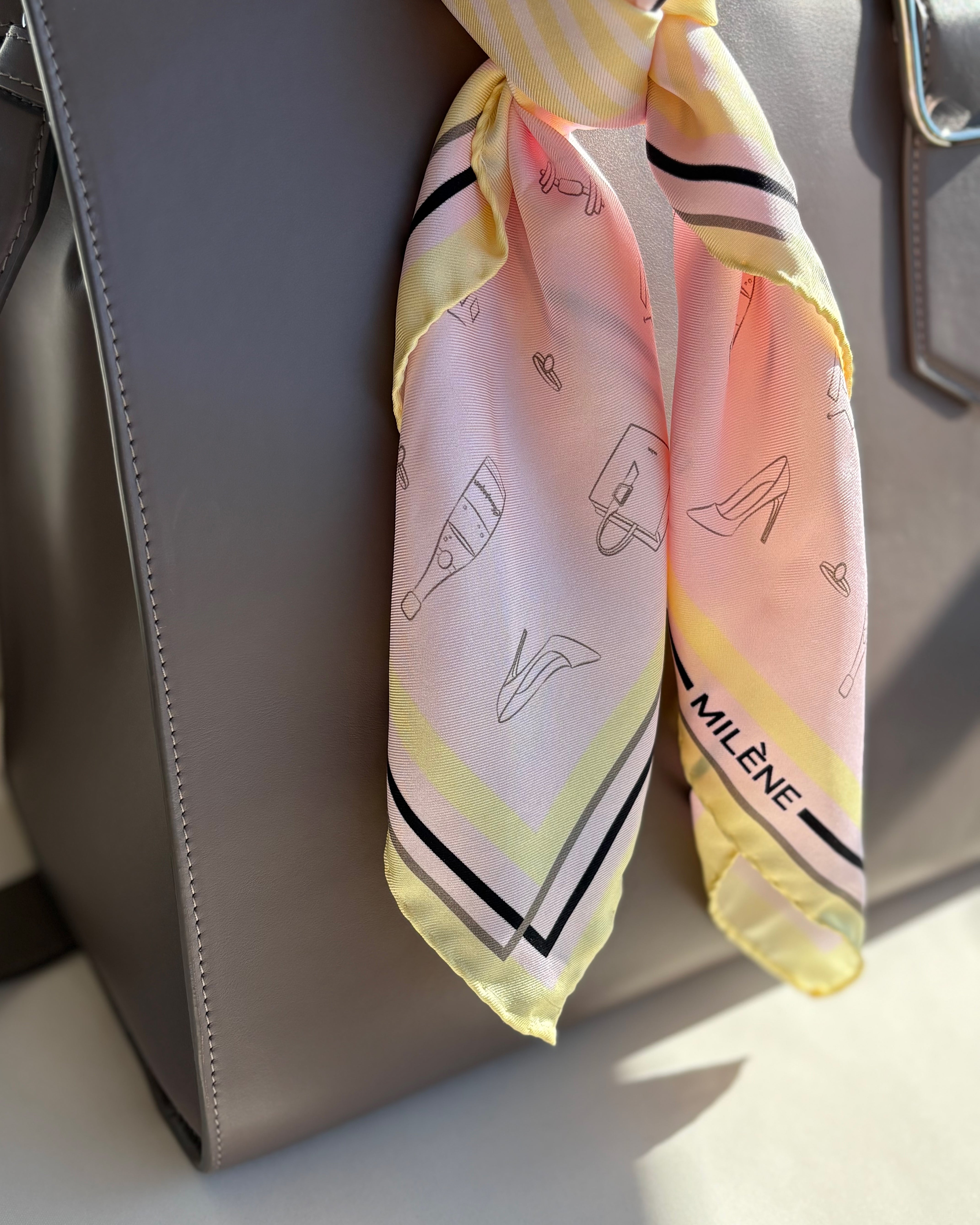 Seiden Bandana an Tasche