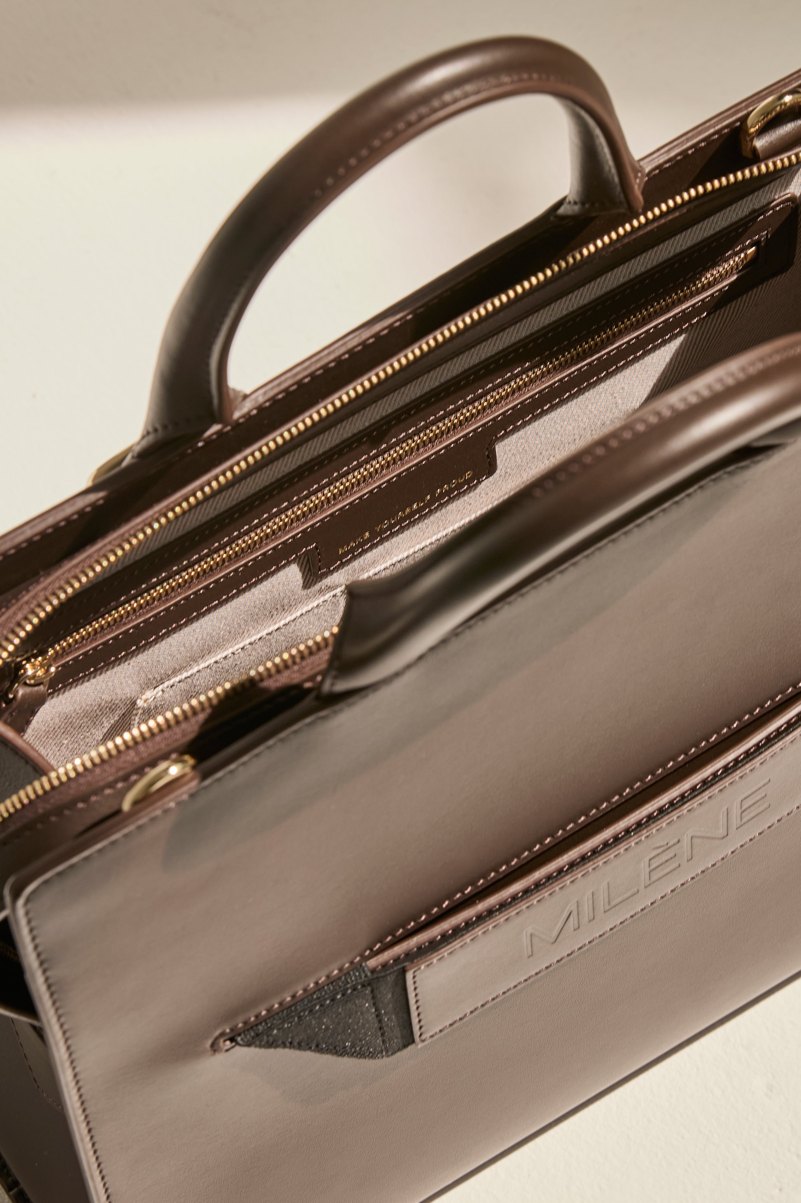 INEA Business Bag Midi in Espresso – Innenfutter Detail