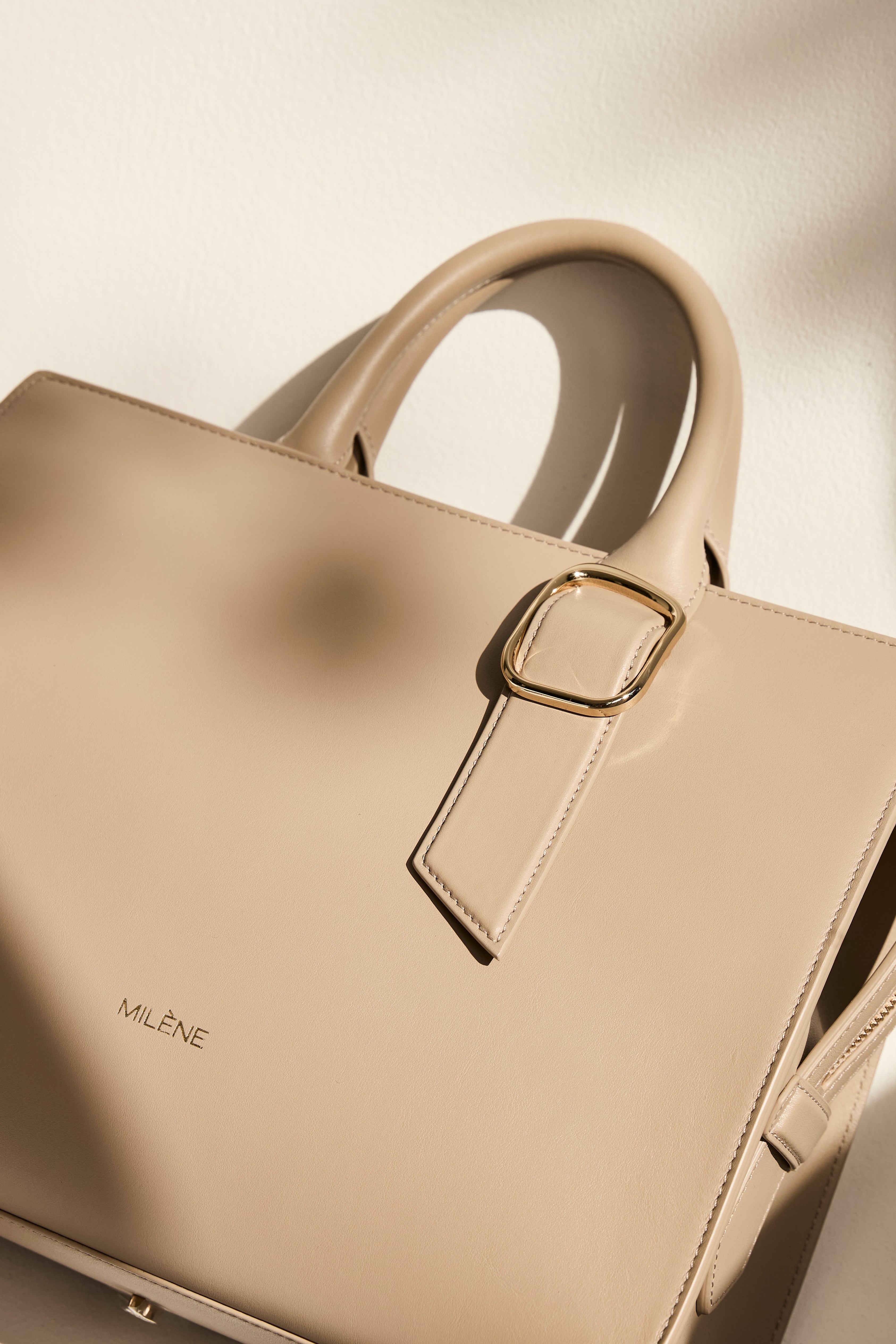 INEA Business Bag Midi in Sand Beige – Schnallen-Detail