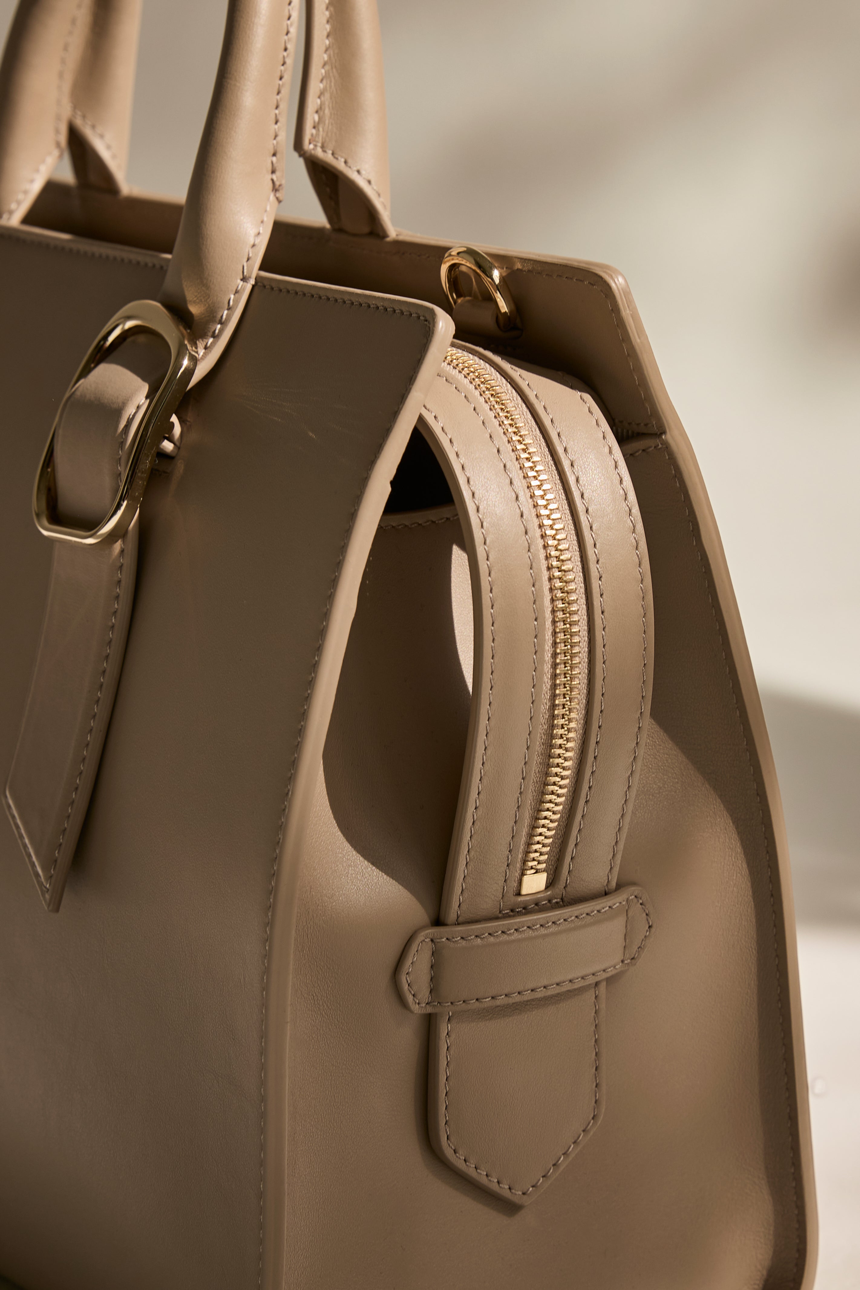 INEA Business Bag Midi in Sand Beige – Reißverschluss-Detail