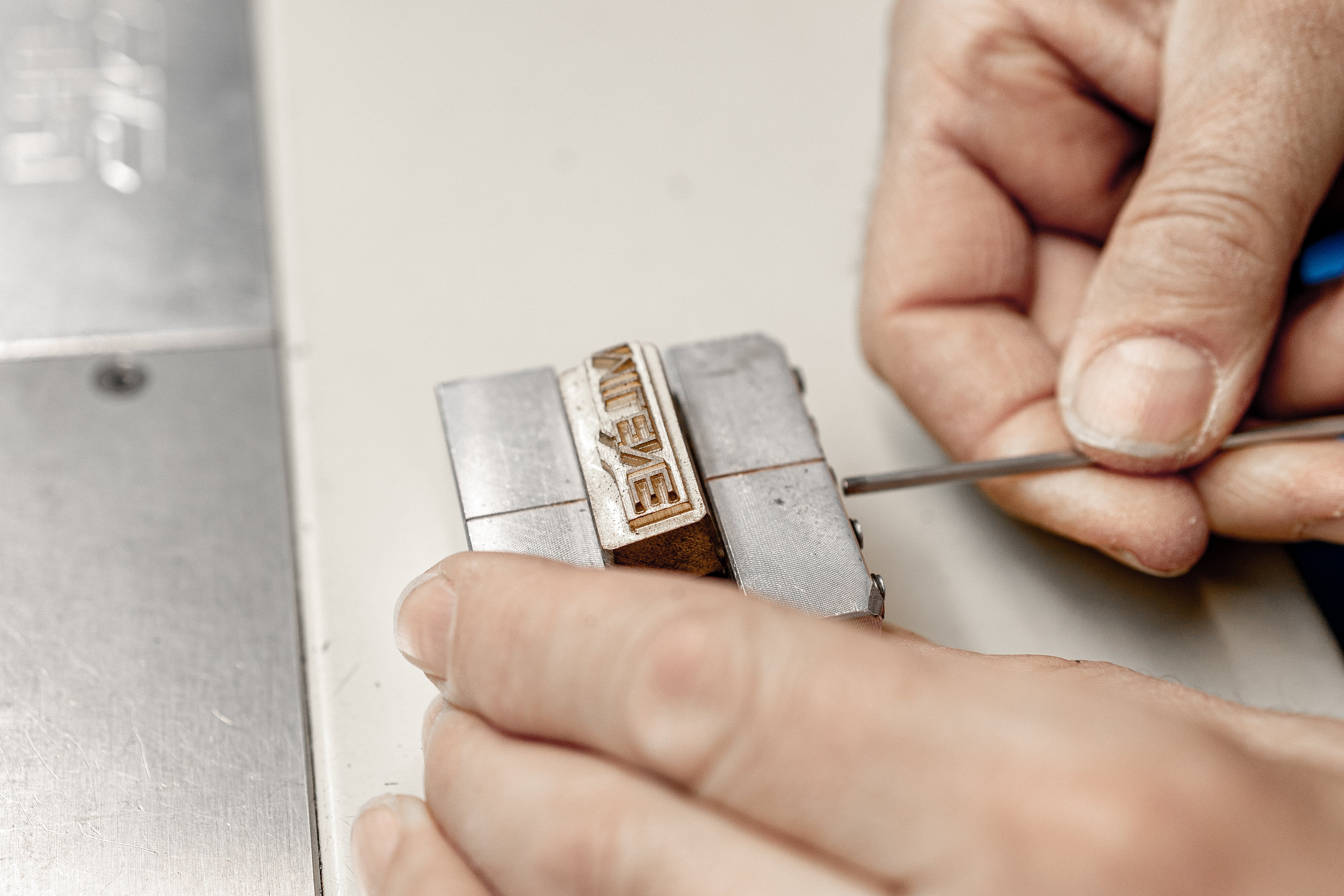 Milène Logo-Prägung in der Manufaktur – Handwerks-Detail
