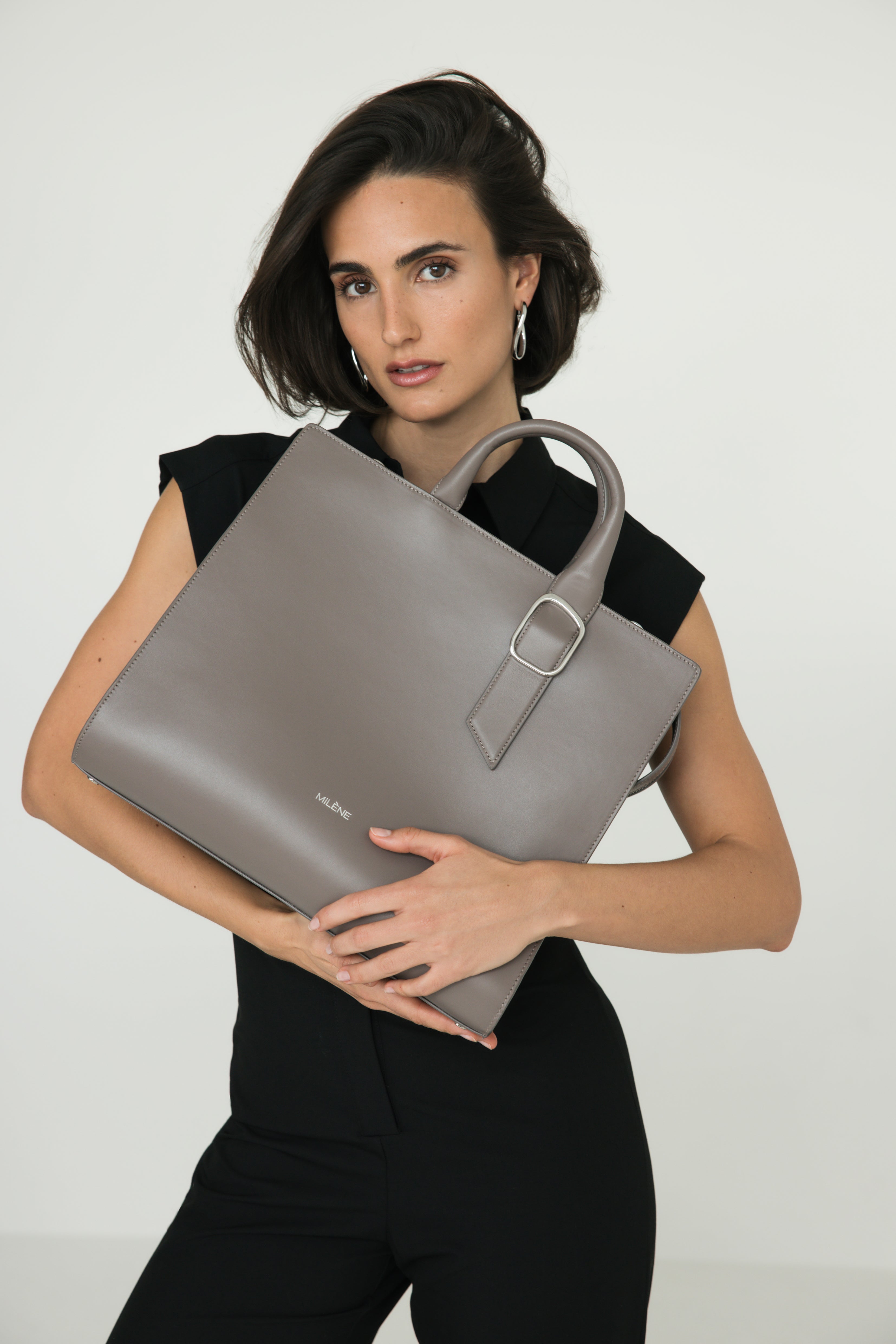 Modell trägt Milène  Laptoptasche aus Leder