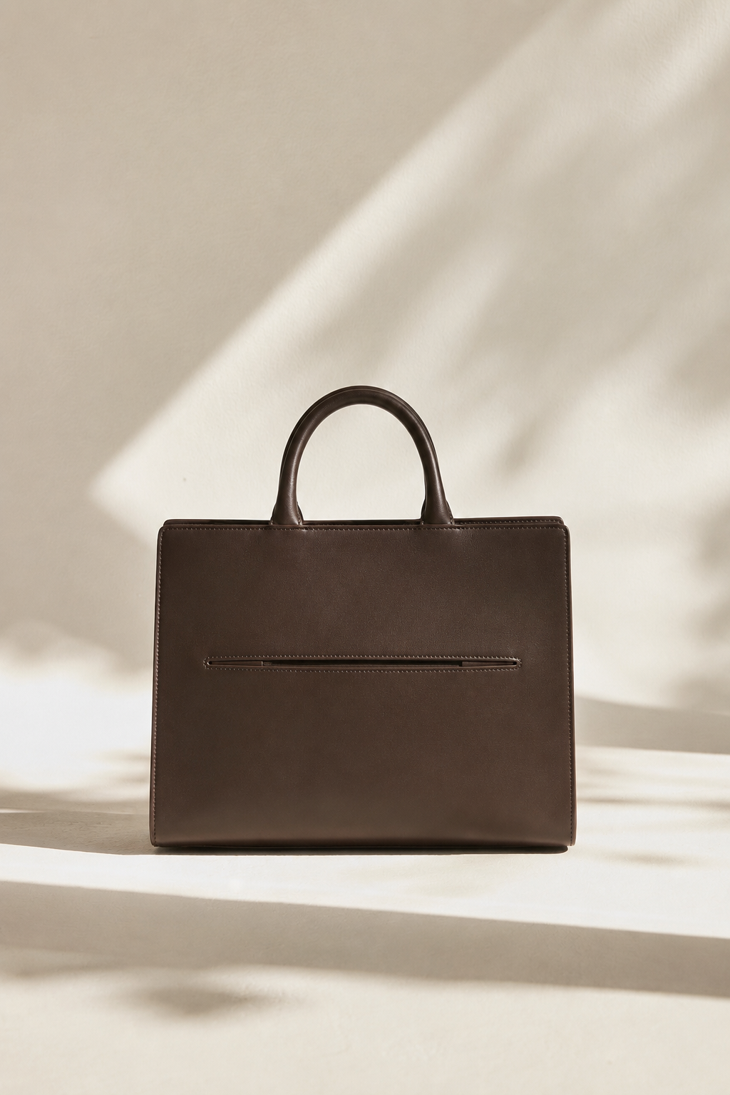 INEA Business Bag Midi in Espresso – Rückseite