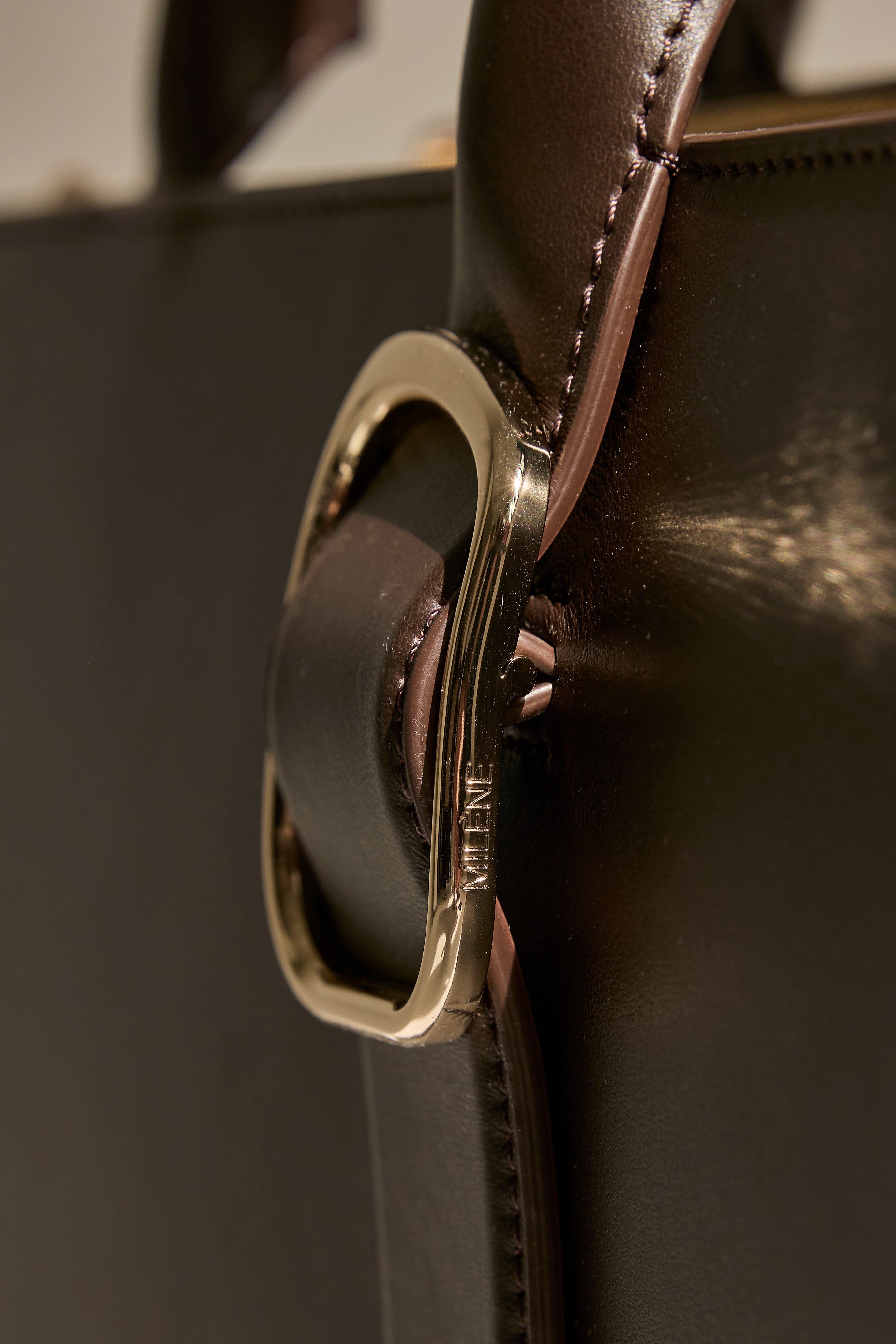 INEA Business Bag Midi in Espresso – Metallbeschlag Detail