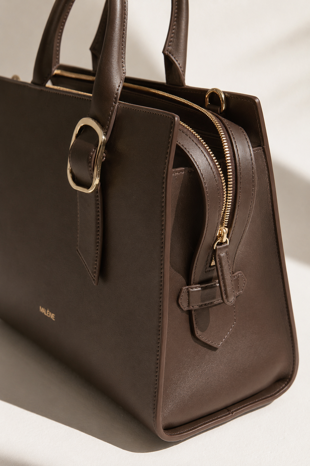 INEA Business Bag Midi in Espresso – Seitenansicht mit Reißverschluss