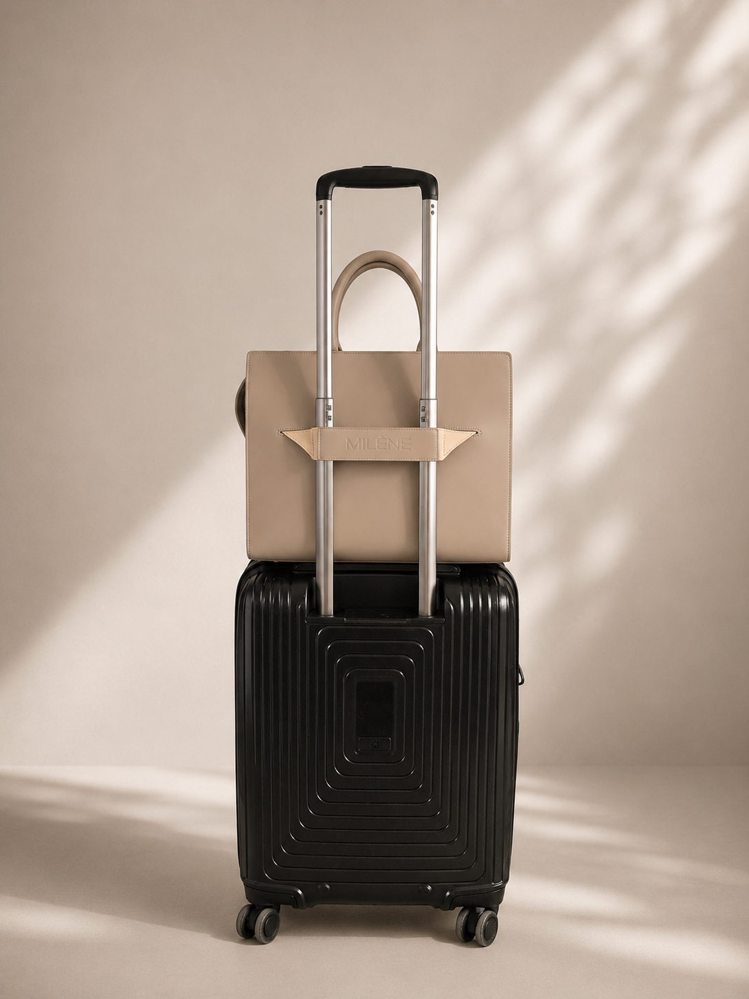 Sand BeigeINEA Business Bag Midi in Sand Beige auf Trolley – Travel Lifestyle Shot